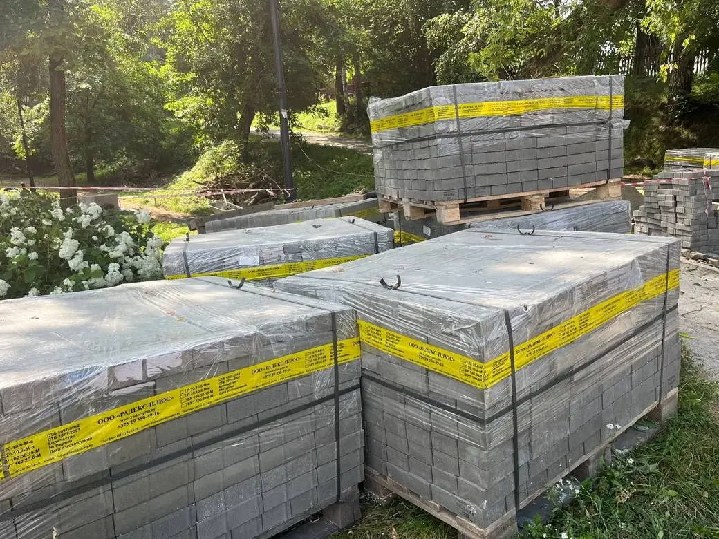 Лето 2025 г. Могилевский район. Начаты работы по благоустройству территории парковой зоны Полыковичской криницы.