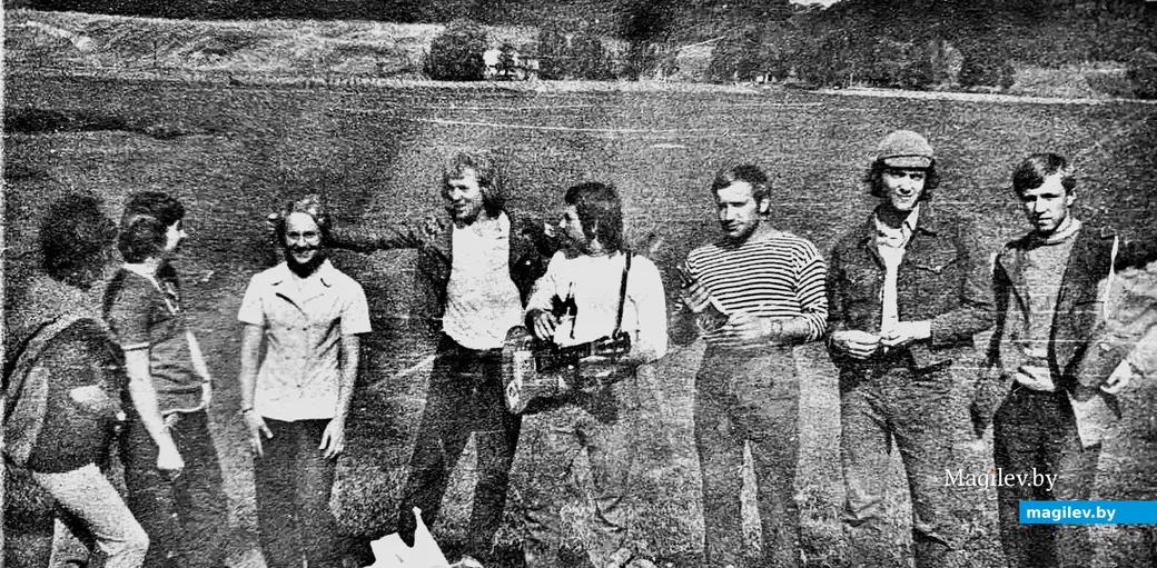 Сентябрь 1976 года, под Могилевом. Через год – на сборы. Студенты ММИ группа ПТ -723. Четвертый слева – Витя Поревой.