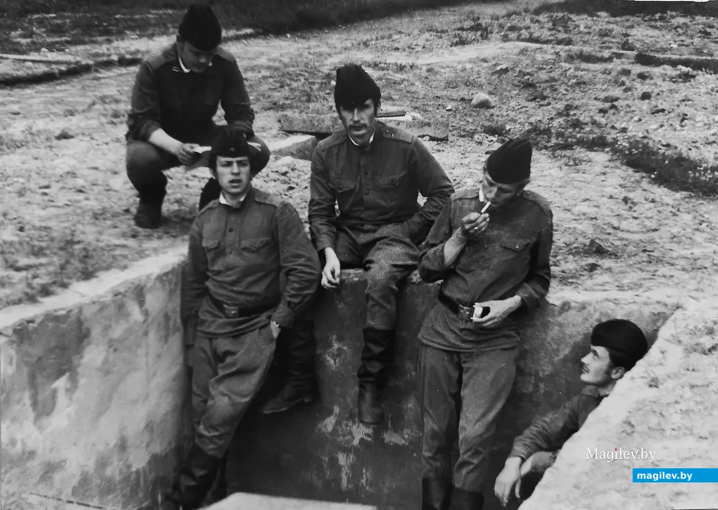 Лето 1977 года, Осиповичи. Воинские сборы курсантов ММИ. Запевалы Серега Трухоненко (второй слева) и Витя Поревой (второй справа) с товарищами.