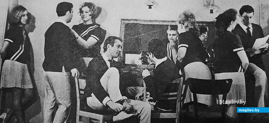 1970-е годы, Могилев. Участники ансамбля «Вянок» перед выходом на сцену.