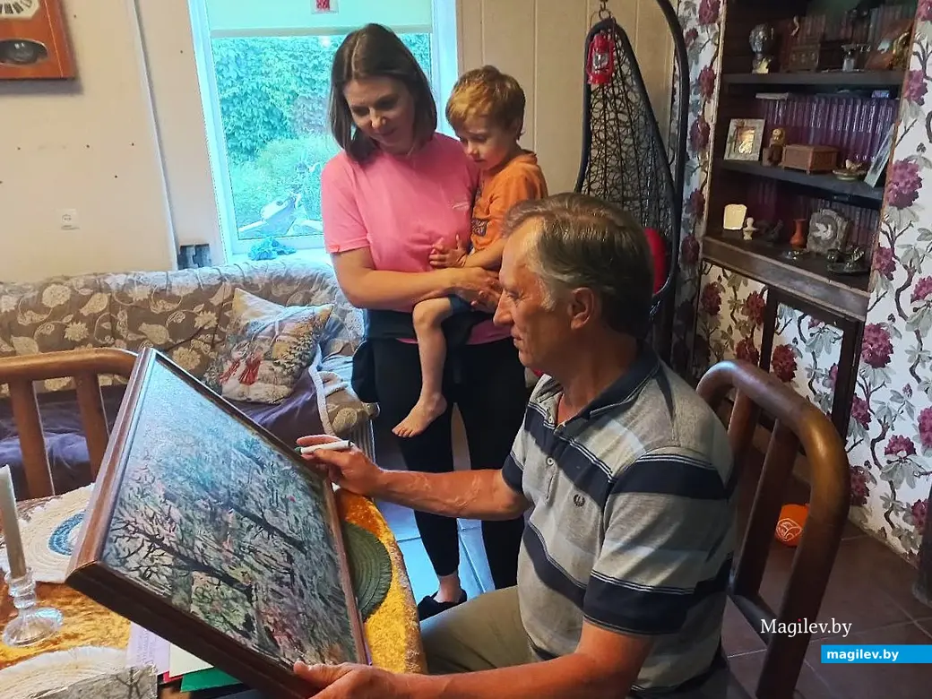 Июль 2025 года, Могилев. Борис Пехтерев (рядом его дочь и внук) думает: чтобы такое нарисовать?