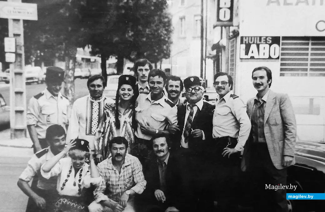 1980-е годы, Франция. Ансамбль «Вянок» во время гастрольной поездки: только что его участники примерили на себе фуражки французских полицейских.