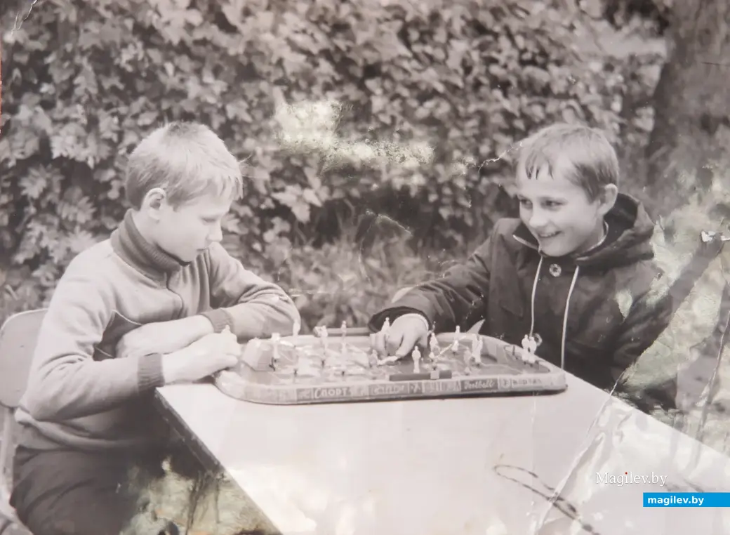 1970-е гг. Могилев. Маленький Саша (справа) играет с другом в настольный футбол.