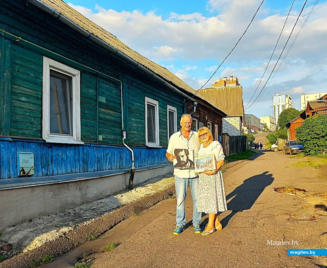 24.07.2025, Могилев. Володя и Елена Онищуки возле дома № 23 по улице Яцыно, где в 1965 году пел Высоцкий.