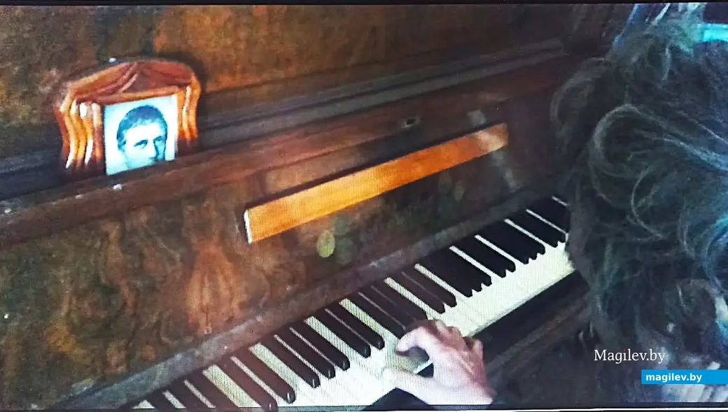 2020 год, Могилев. Один из последних прижизненных снимков Филиппа в его квартире(на пианино – портрет Высоцкого).