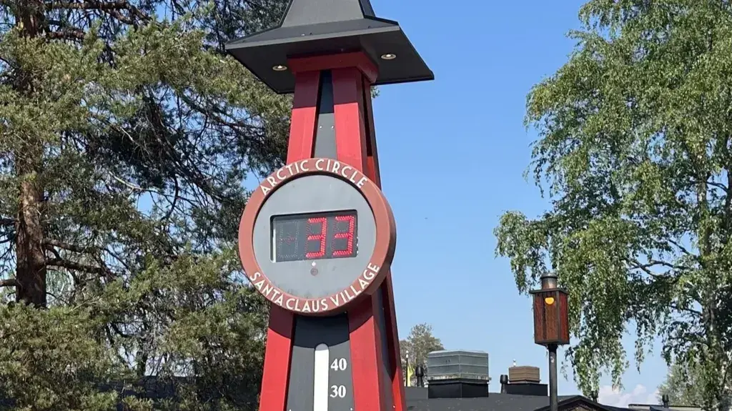 На этой неделе термометр в деревне Санта-Клауса в Лапландии показывал 33°C на солнце. Фото: ВВС.