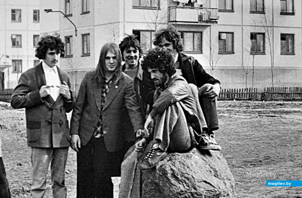 1970-е годы, Могилев. Валик Сектант (второй слева): ну, чем не Оззи Осборн ?
