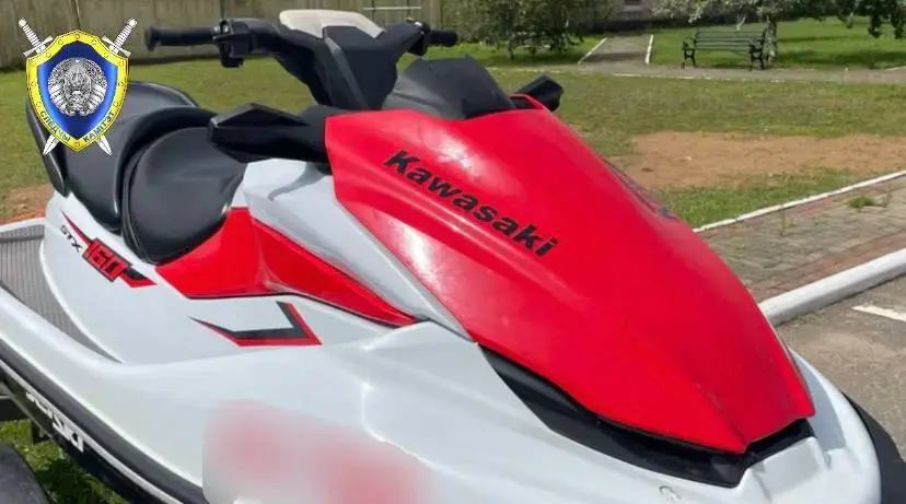 33-летний местный житель буксировал тюбинг с пассажирами и допустил столкновение с пирсом. Фото: СК.