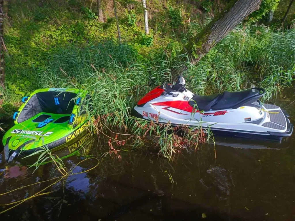 33-летний местный житель буксировал тюбинг с пассажирами и допустил столкновение с пирсом. Фото: МЧС..