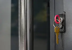 Приемщица товаров украла в магазине продукты и деньги из сейфа. Наличные потратила в казино