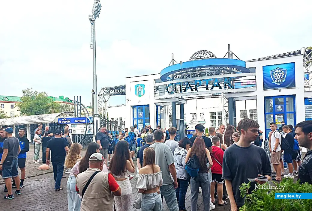 28.07.2025, Могилев. Перед началом матча «Днепр» – «БАТЭ-2». Как видим, футбол в городе по-прежнему любим.
