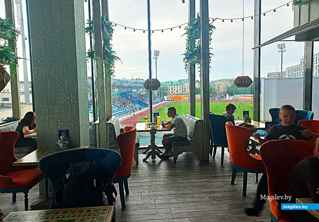 28.07.2025, Могилев, кафе «Васiлькi». Отсюда тоже можно наблюдать за футболом. Правда, просматривается не все поле. Один мой знакомый все сомнения развевает своим