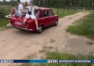 В Могилевском районе парни катались на багажнике авто. И все ради «лайков»