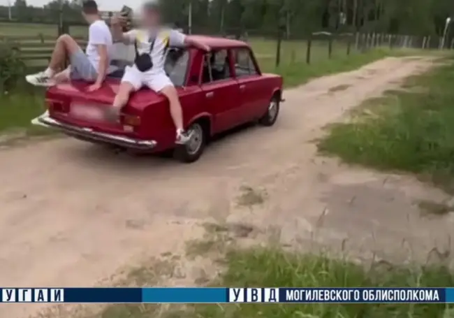 В Могилевском районе парни катались на багажнике авто. И все ради «лайков»