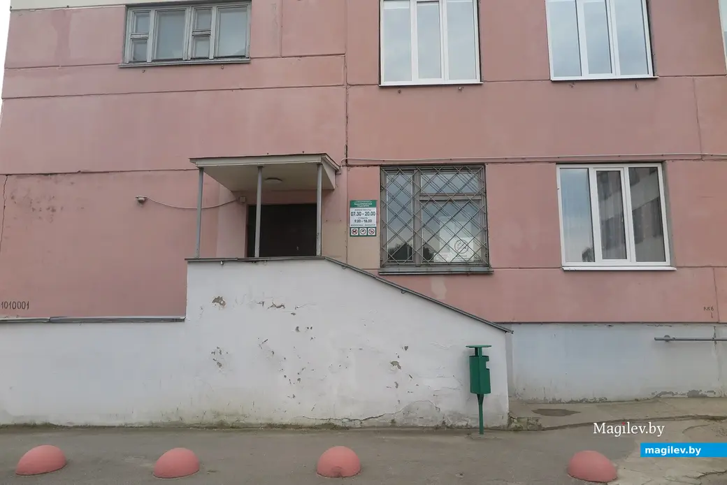 30.07.2025 г. Могилев, поликлиника № 10. Пока дети приходят за врачебной помощью на второй этаж основного здания.