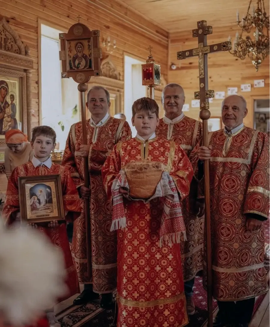 Храм святого пророка Илии в 6-м микрорайоне Младшие сыновья помогают отцу в храме. На втором плане: уважаемые люди нашего города, руководители предприятий Сергей Бакун,