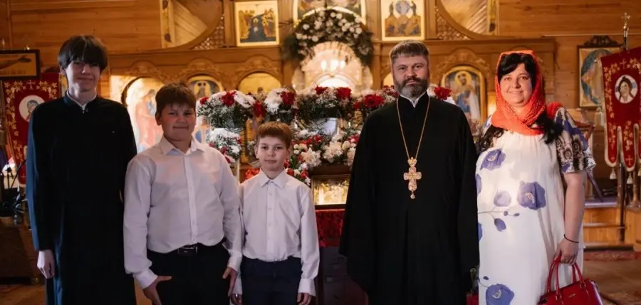 Протоиерей Виктор Смычник с матушкой и тремя сыновьями.