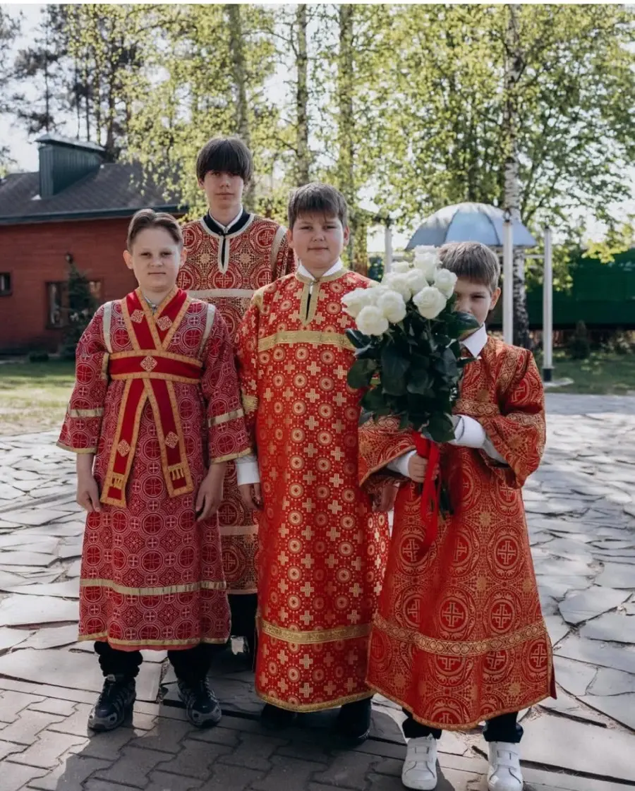 Сыновья служат в храме вместе с отцом.