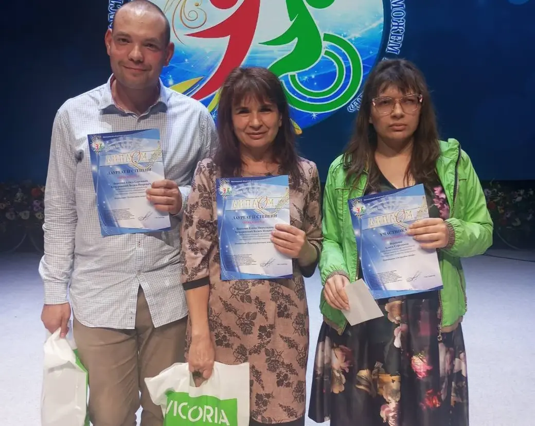 Елена Вересова с дочерью Алисой и Вадимом Козыревским на фестивале в Могилеве.