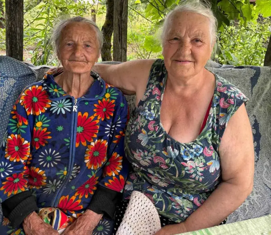 Дегтерёнок Галина Игнатьевна и ее родная сестра Дубинчик Надежда Игнатьевна на даче в СОТ «Буратино» в Крапивке.