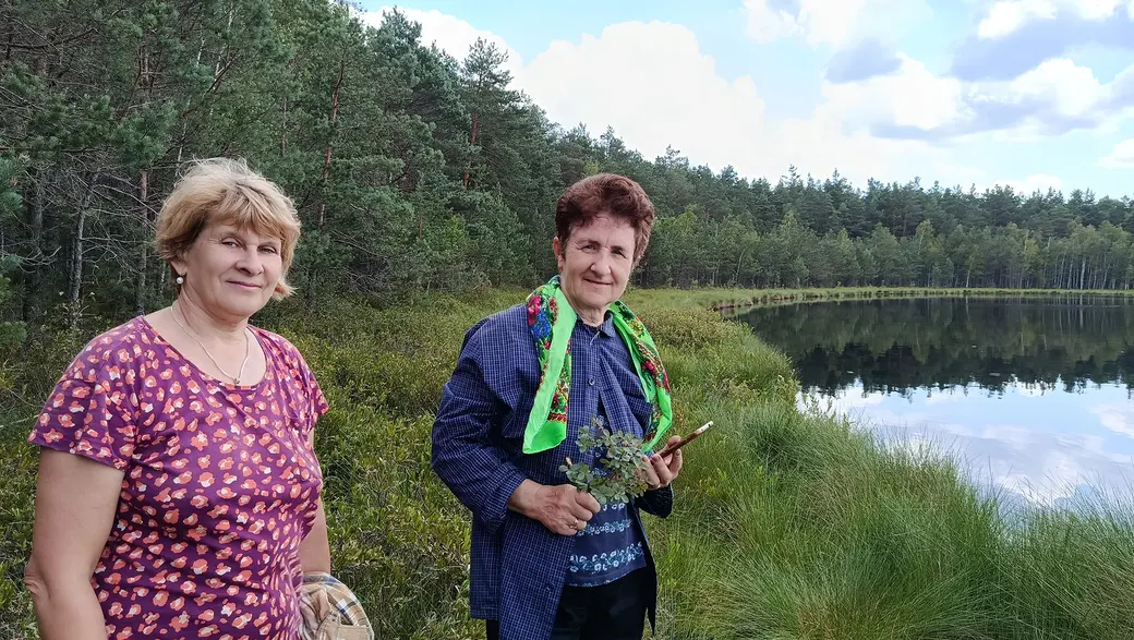26 июля 2025 года. У безымянного озера возле деревни Клещевка Глусского района уроженки деревни Татьяна Казимировна Афанасьева (слева) и Любовь Николаевна Стрельченя.