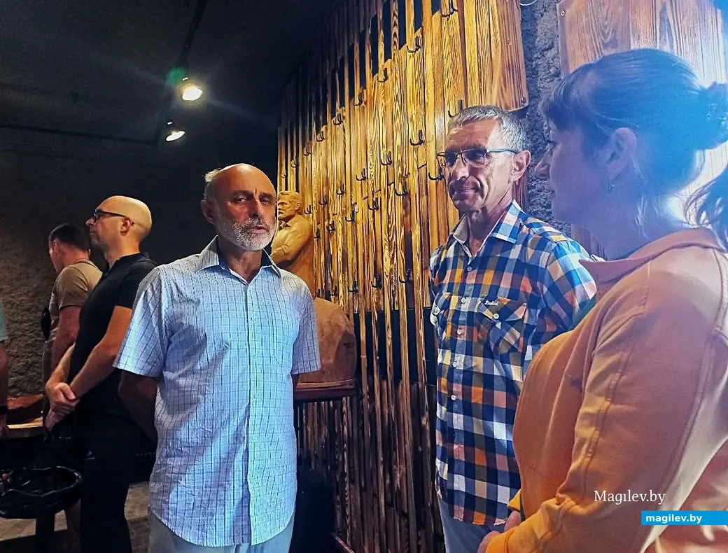 01.08.2025, Могилев. Вечер-встреча в «Арт-центре у Молчановых». Слева Александр Дымников, справа Сергей Желудович.