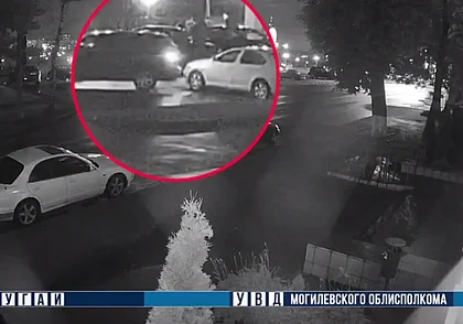 В Могилеве 18-летний водитель Chrysler столкнулся на парковке со стоящим автомобилем и уехал