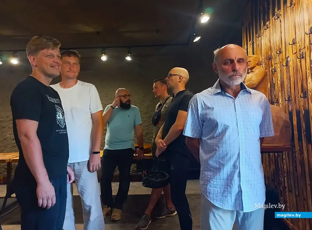 01.08.2025, Могилев. Вечер-встреча в «Арт-центре у Молчановых». Справа – Александр Дымников.