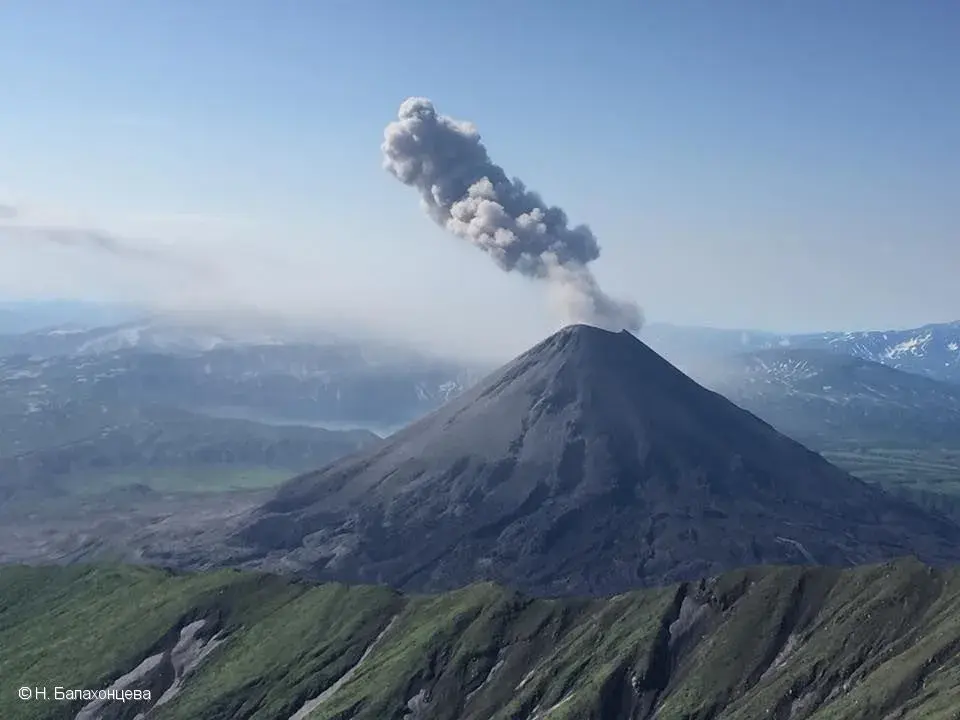 Вулкан Карымский. Архивное фото Н. Балахонцева / Институт вулканологии и сейсмологии ДВО РАН / РИА Новости.