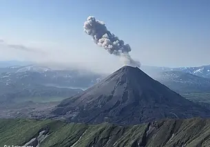 Пять вулканов на Камчатке проявляют активность