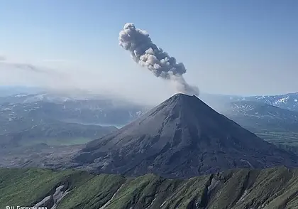 Пять вулканов на Камчатке проявляют активность