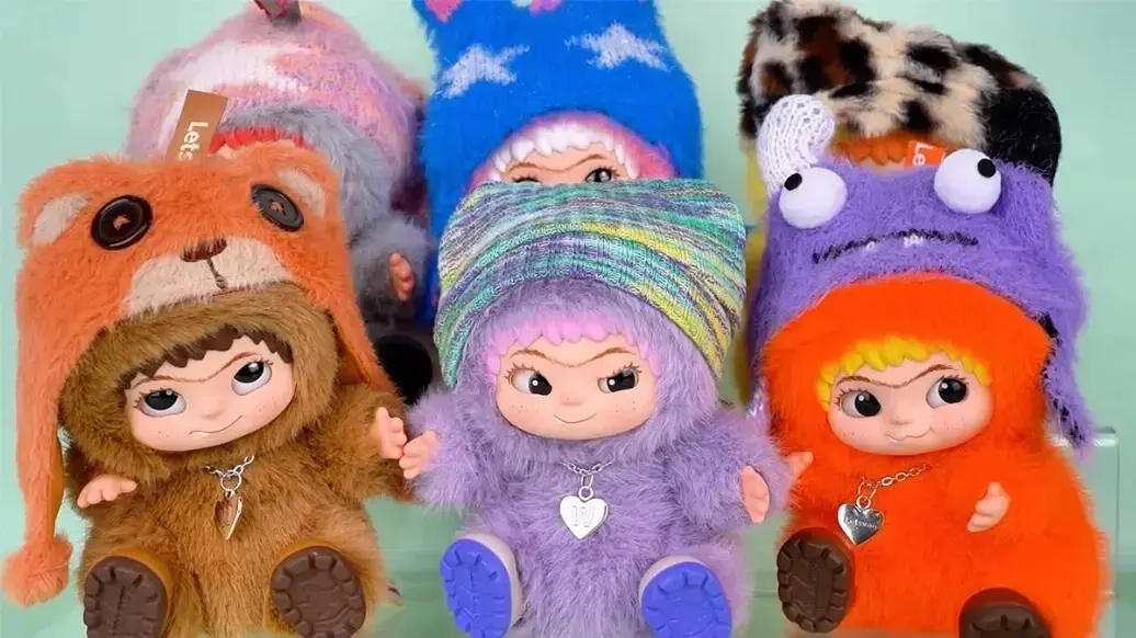 Как и Лабубу, Вакуку – это небольшая фигурка-талисман с мягким плюшевым телом и виниловым лицом. Фото: guru.wildberries.ru.