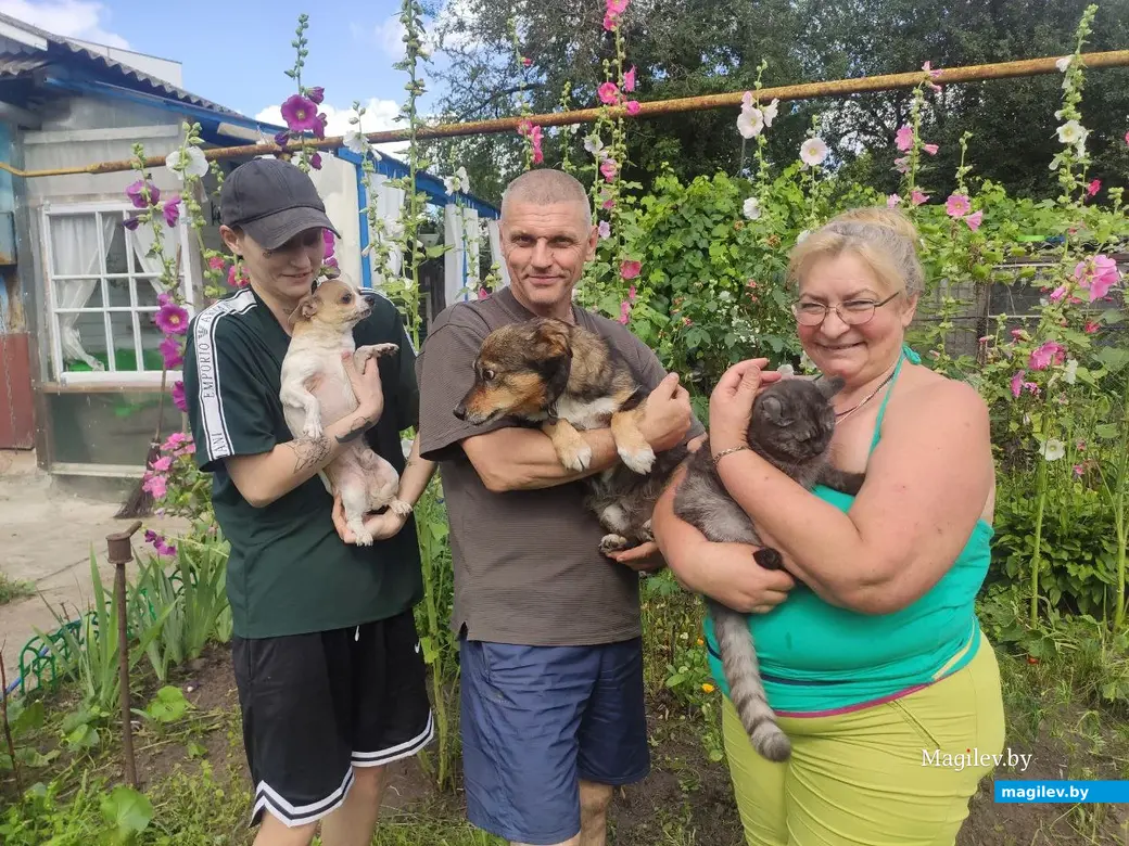 2.08.2025 г. Бобруйск. Любовь Шушляникова с мужем, дочерью и лохматыми членами семьи. Фото: Ирина Рябова.
