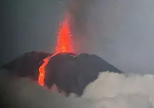 Вулкан Ключевской на Камчатке выбросил пепел на высоту девять километров