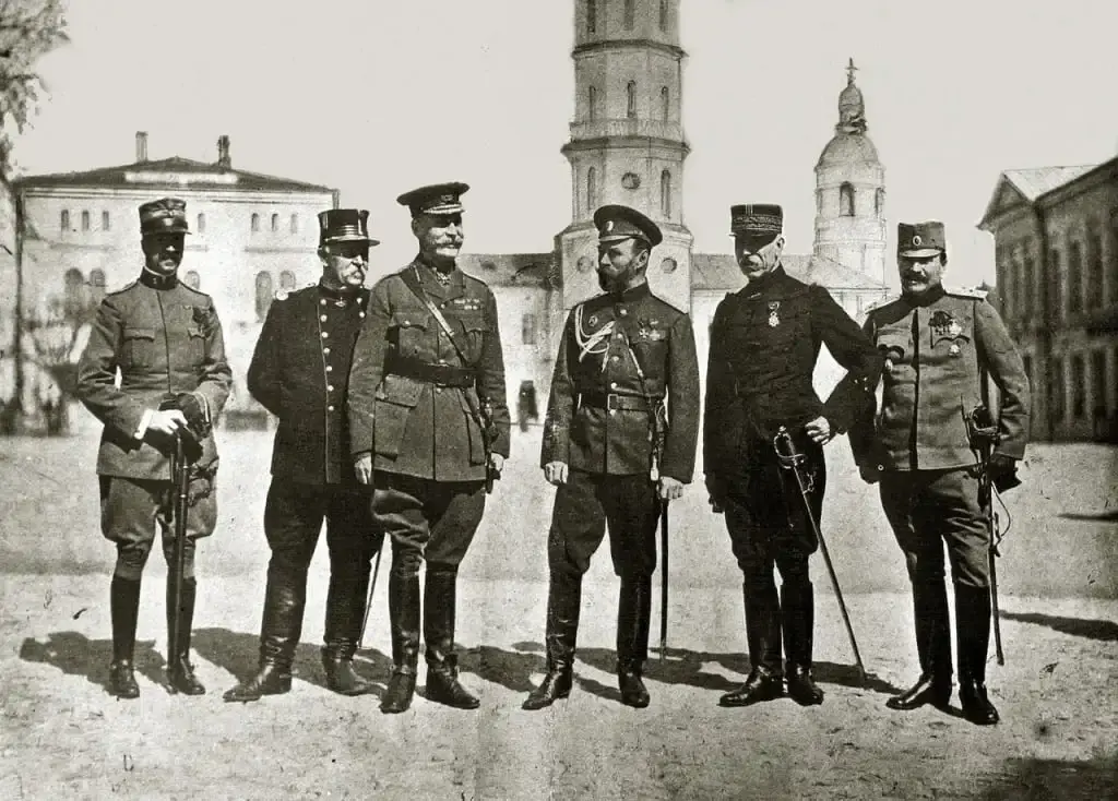 1916 г. Могилев, Губернская площадь. Николай II среди военных представителей союзных держав. Фото из открытых интернет-источников.