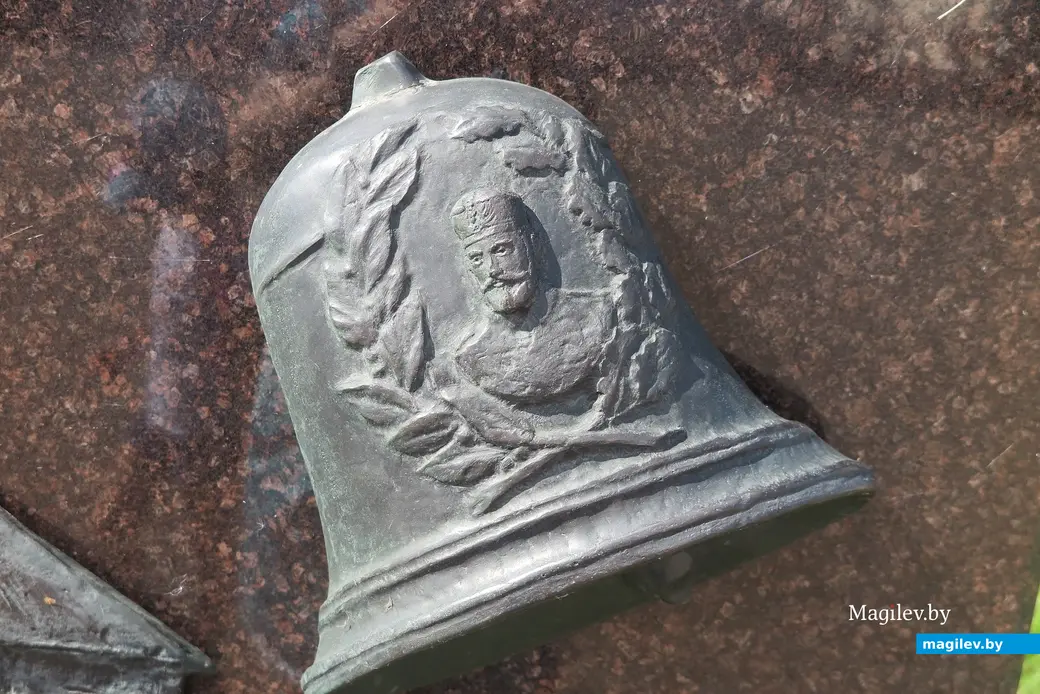 Август 2025 г. Могилев, площадь Славы. Элемент барельефа в память о Ставке.