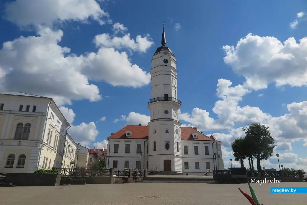 Август 2025 г. Могилев, площадь Славы. То же самое место, где на предыдущем фото сфотографировали Николая II.