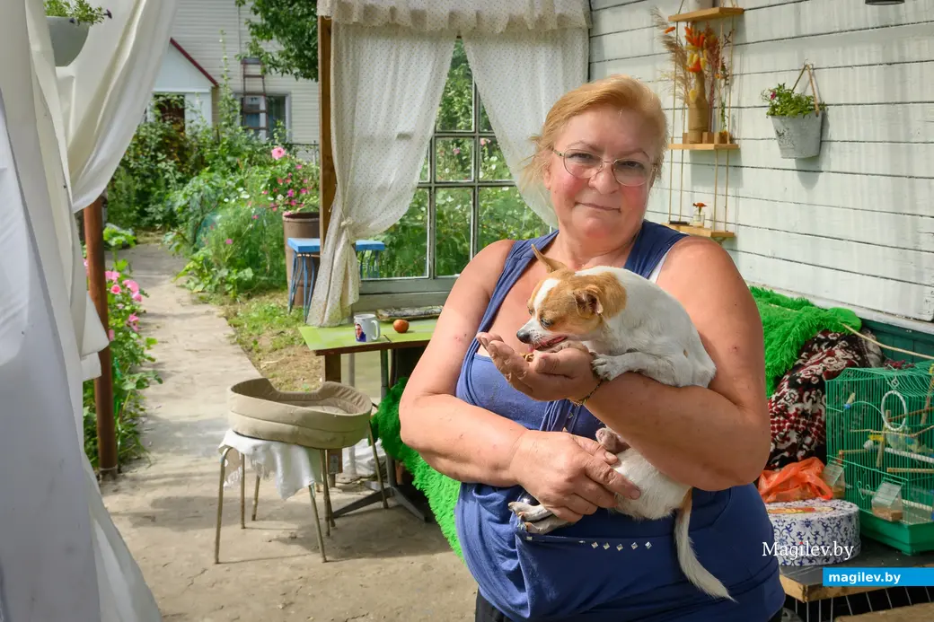 05.08.2025. Бобруйск. Любовь Шушляникова и ее питомцы. Фото: Александр Чугуев.