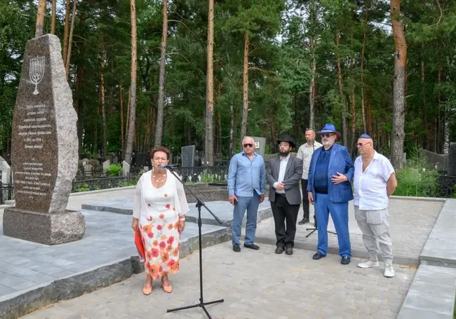 «Когда видел, что переводили по 10 долларов, плакал». На еврейском кладбище Бобруйска обновили братские захоронения