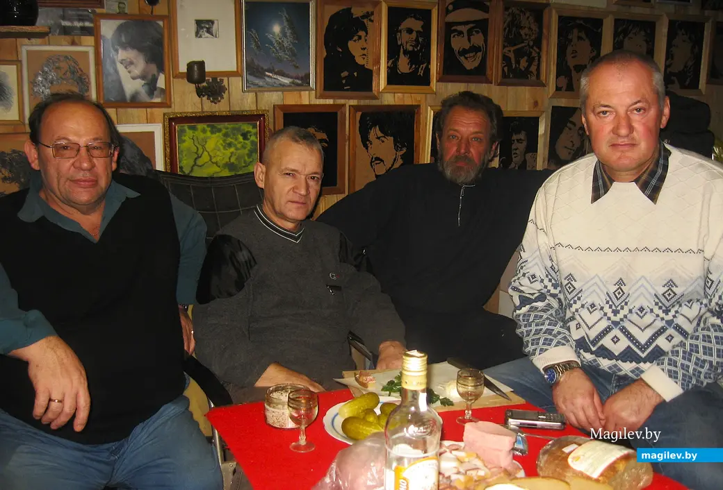 2006 год, Могилев. В музейчике Володя Кутузов (второй справа) с друзьями.