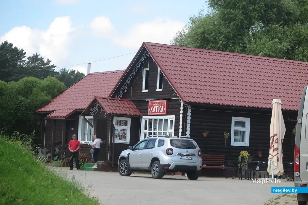 Июль 2025 г. Могилев, Печерский лесопарк. Чуть пройтись от пляжа - и кафе.