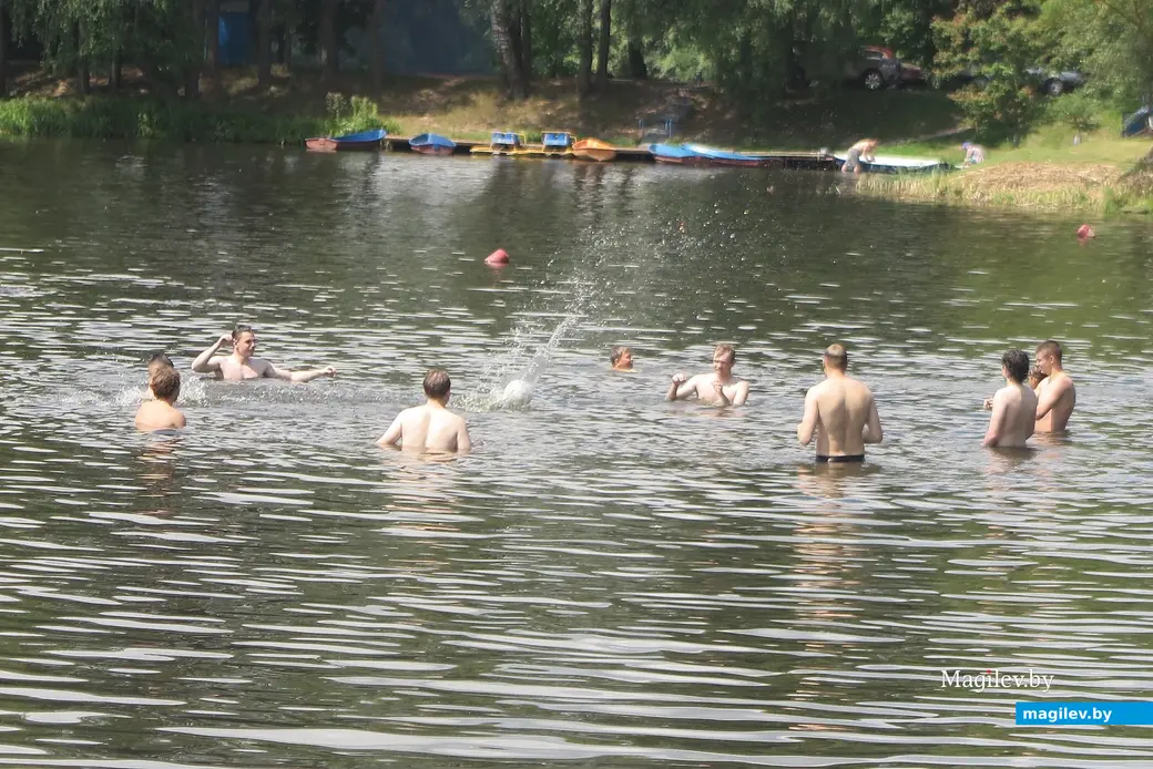 Июль 2025 г. Могилев, Печерское озеро. Молодежные компании особо не парятся над своей лексикой. Но, видимо, это бич нашего времени.