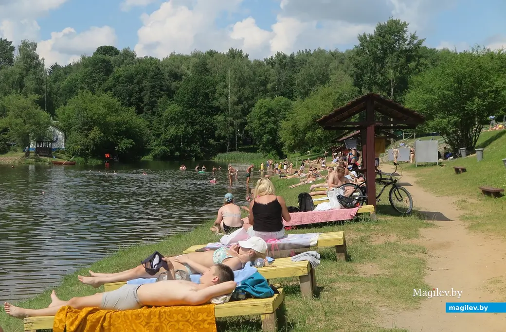 Июль 2025 г. Могилев, Печерское озеро. Лежаки все заняты.