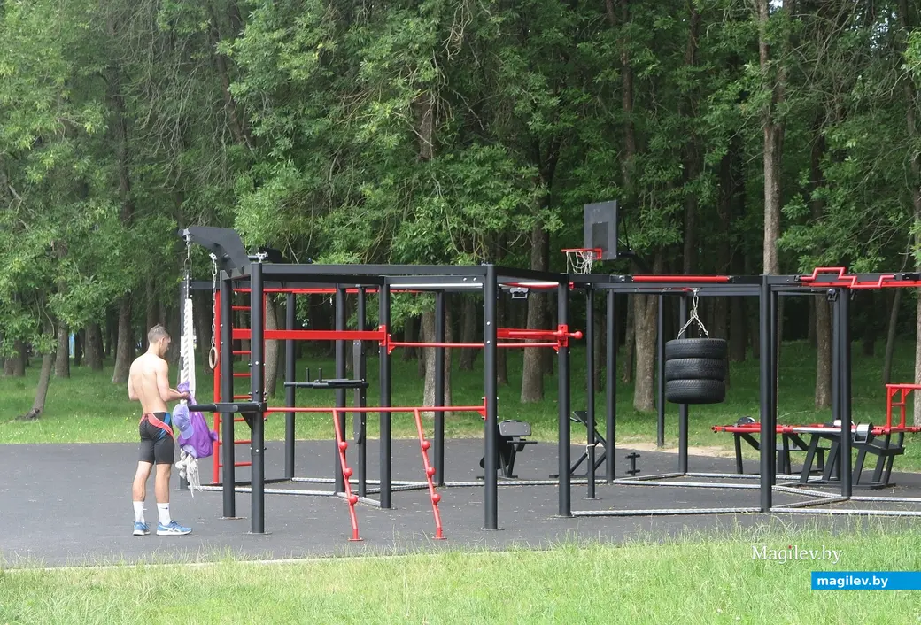 Июль 2025 г. Могилев, Печерский лесопарк. Спортплощадка.