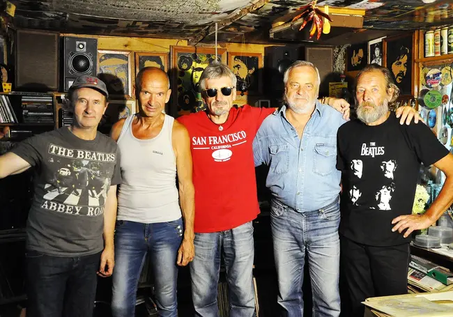 Могилевские «семидесятники» начинают гладить майки с битловскими сюжетами