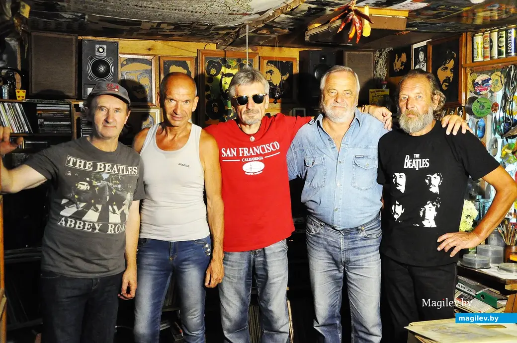 2016-й год, Могилев. Володя Кутузов (справа) в своем музейчике с друзьями.