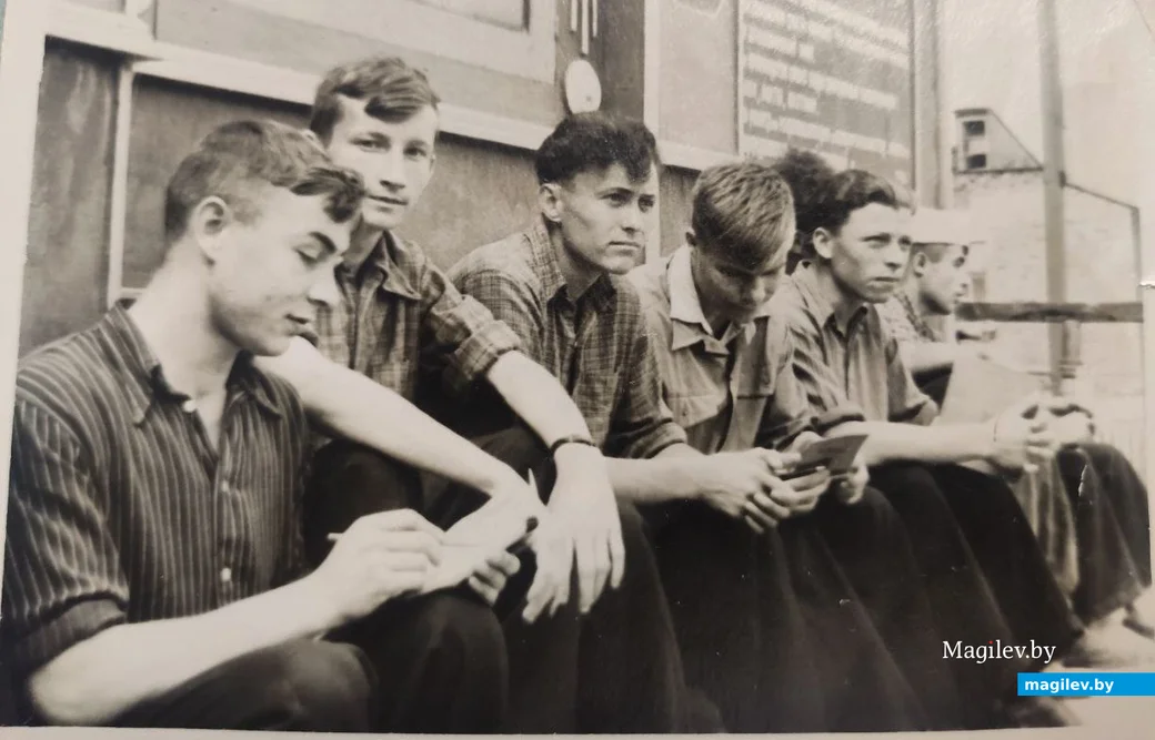  Студенческие годы. Артур Ревяко третий слева. 