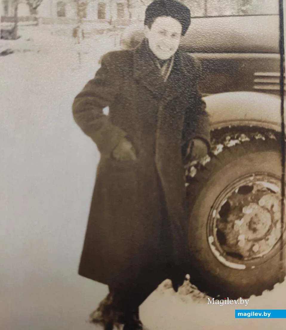  Артур Ревяко на работе, 1960-ые. Площадь Ленина, Бобруйск. 