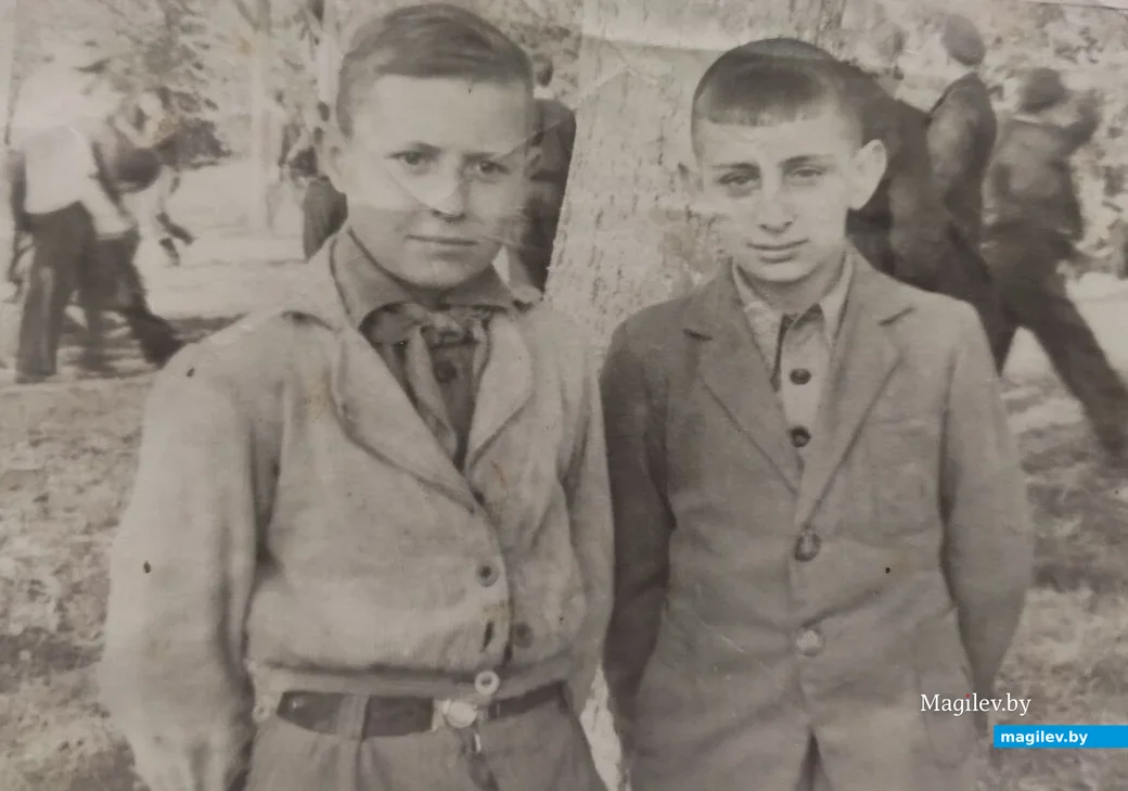  Артур Ревяко (слева) в 5 классе. Львов. 