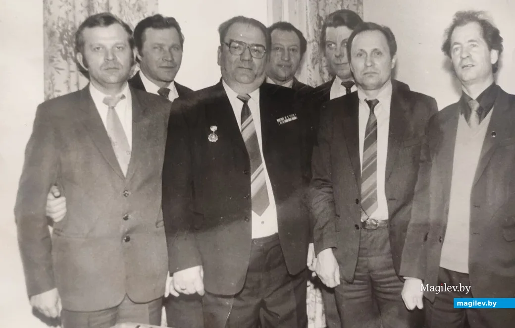  Артур Александрович Ревяко (второй справа) с коллегами из стройтреста №13. 